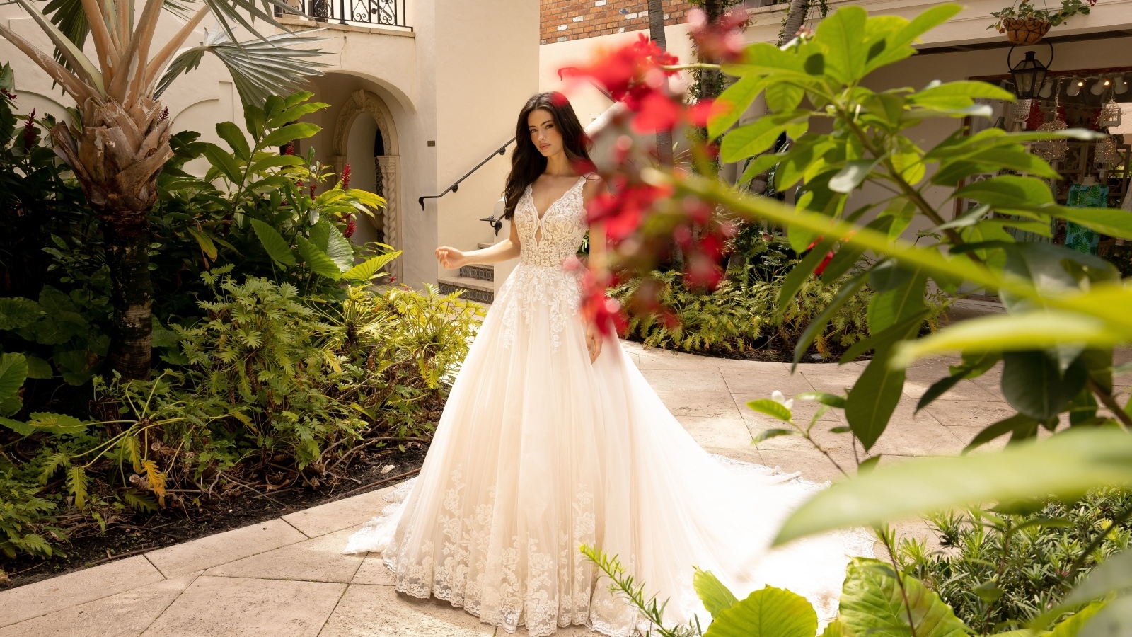 Актриса Рени Мерден в белом свадебном платье