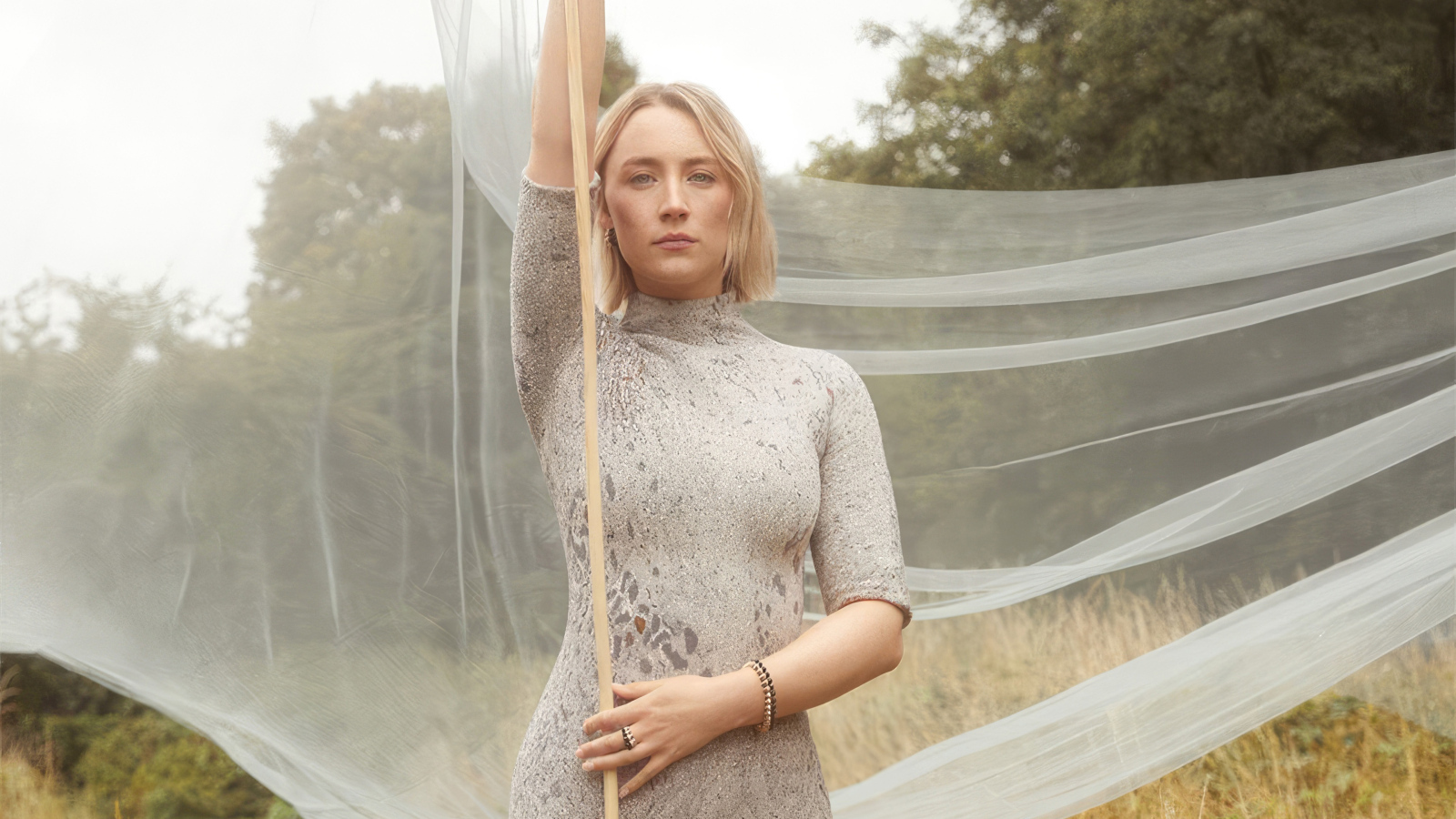 Актриса Сирша Ронан с белой тканью