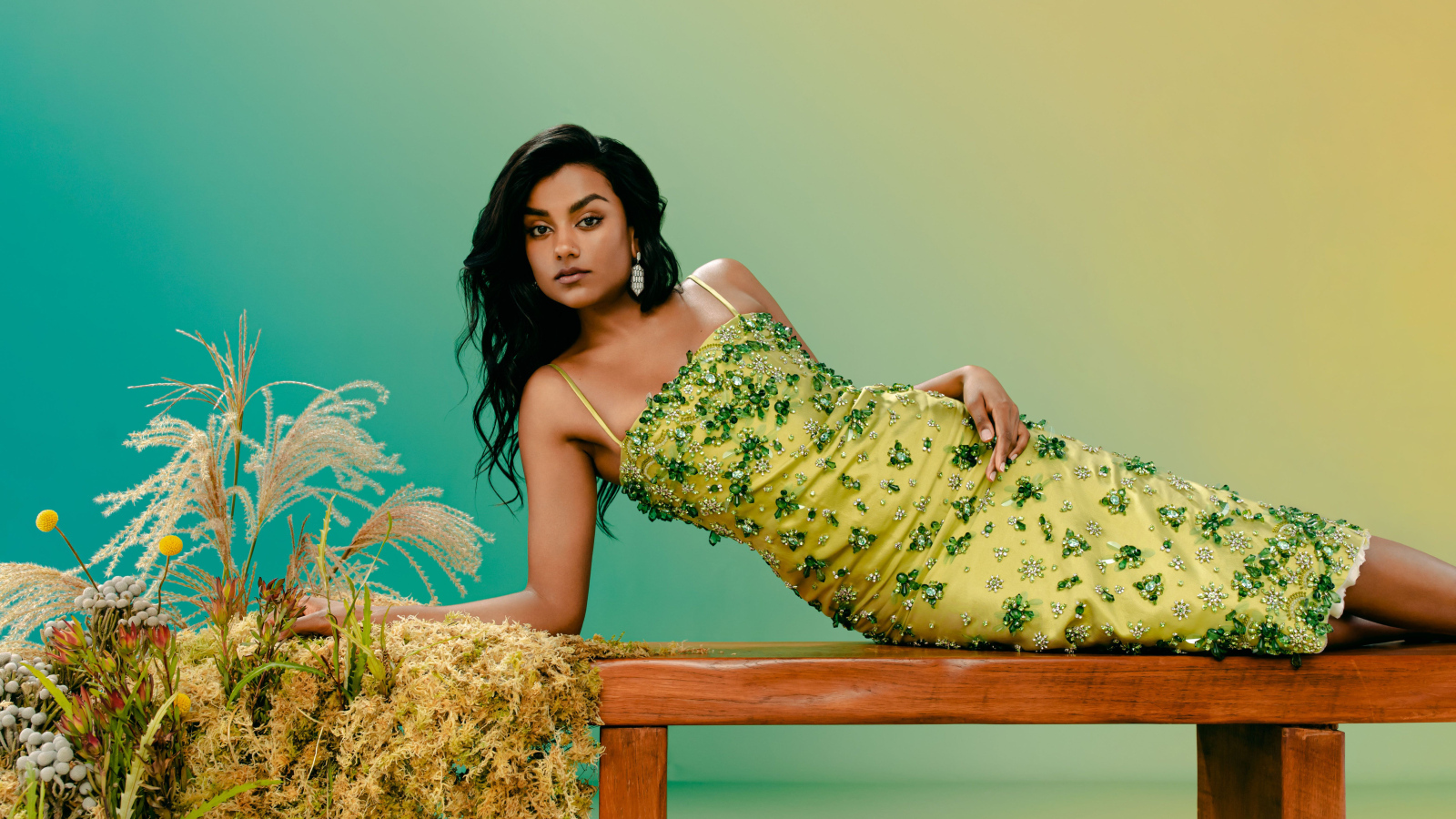 Актриса Симон Эшли в красивом платье лежит на лавке