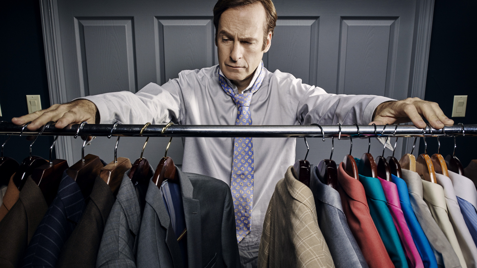 Американский актер Боб Оденкёрк выбирает костюм