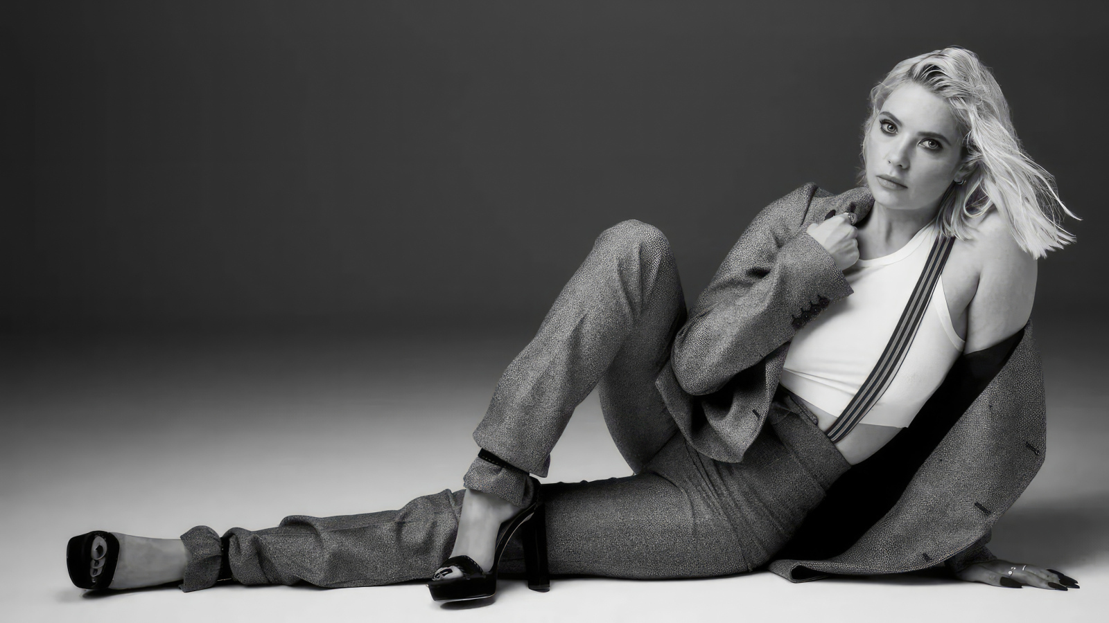 Американская актриса Эшли Бенсон в костюме лежит на полу