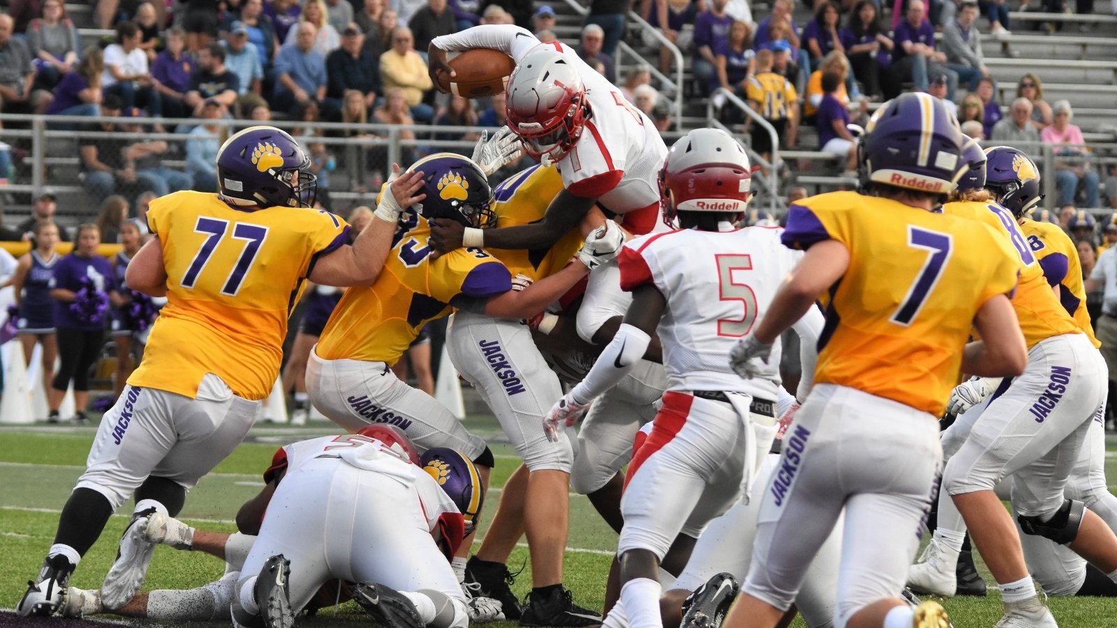 Игроки в американский футбол на поле