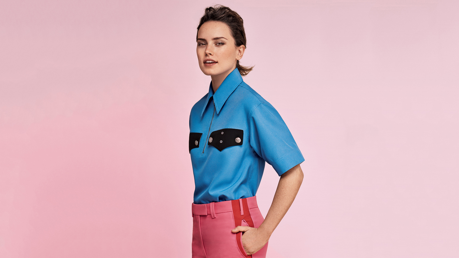 Красивая актриса Дейзи Ридли в костюме на розовом фоне