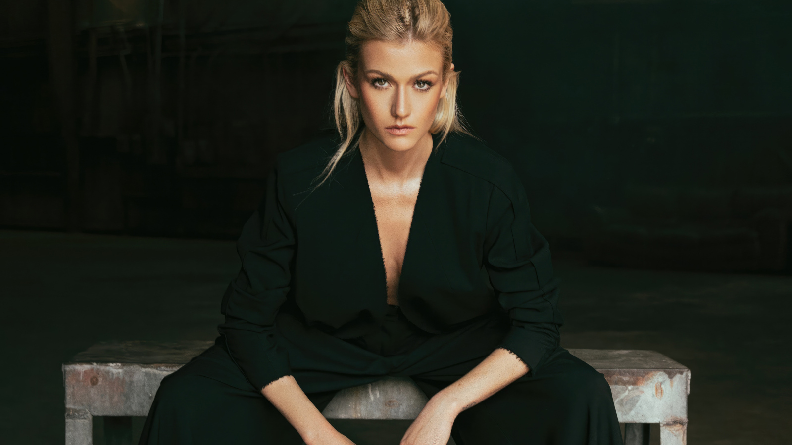 Красивая блондинка  актриса Кэтрин Макнамара в черном костюме