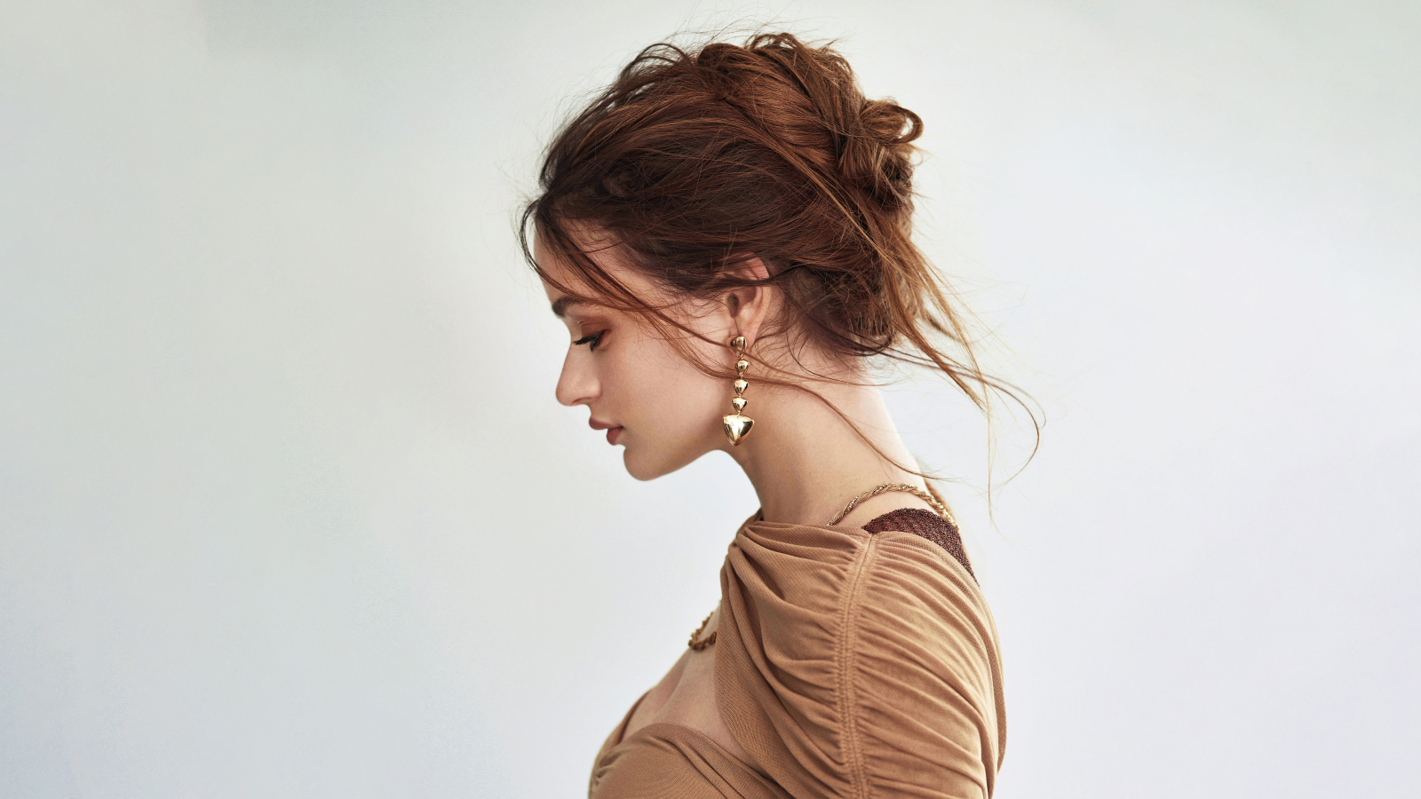 Красивая девушка Джоуи Кинг на сером фоне