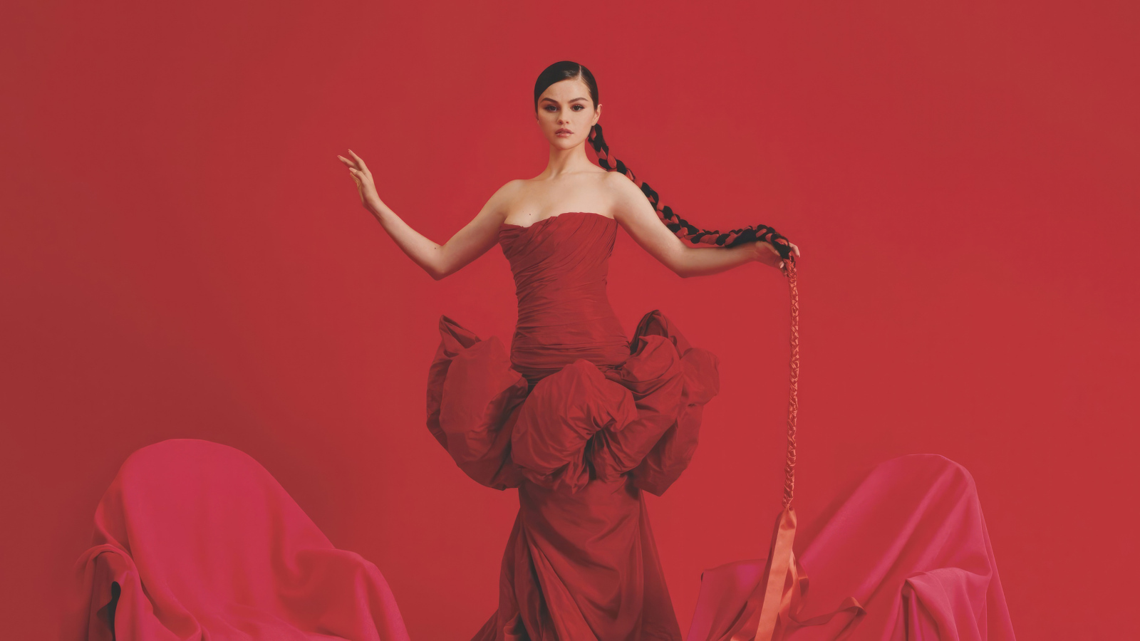 Красивая молодая девушка Селена Гомес в красном платье