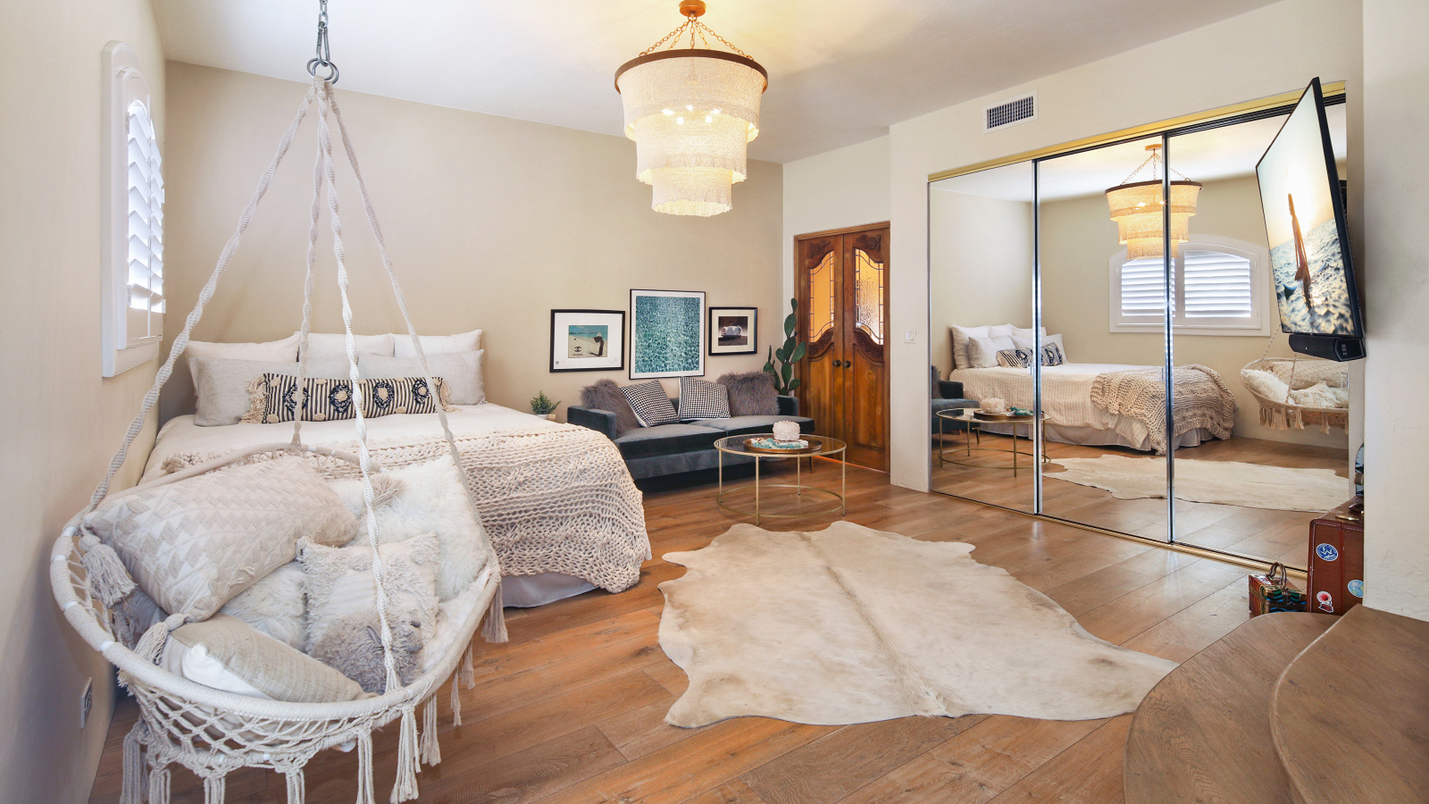 Спальня с белой кроватью и большим зеркалом