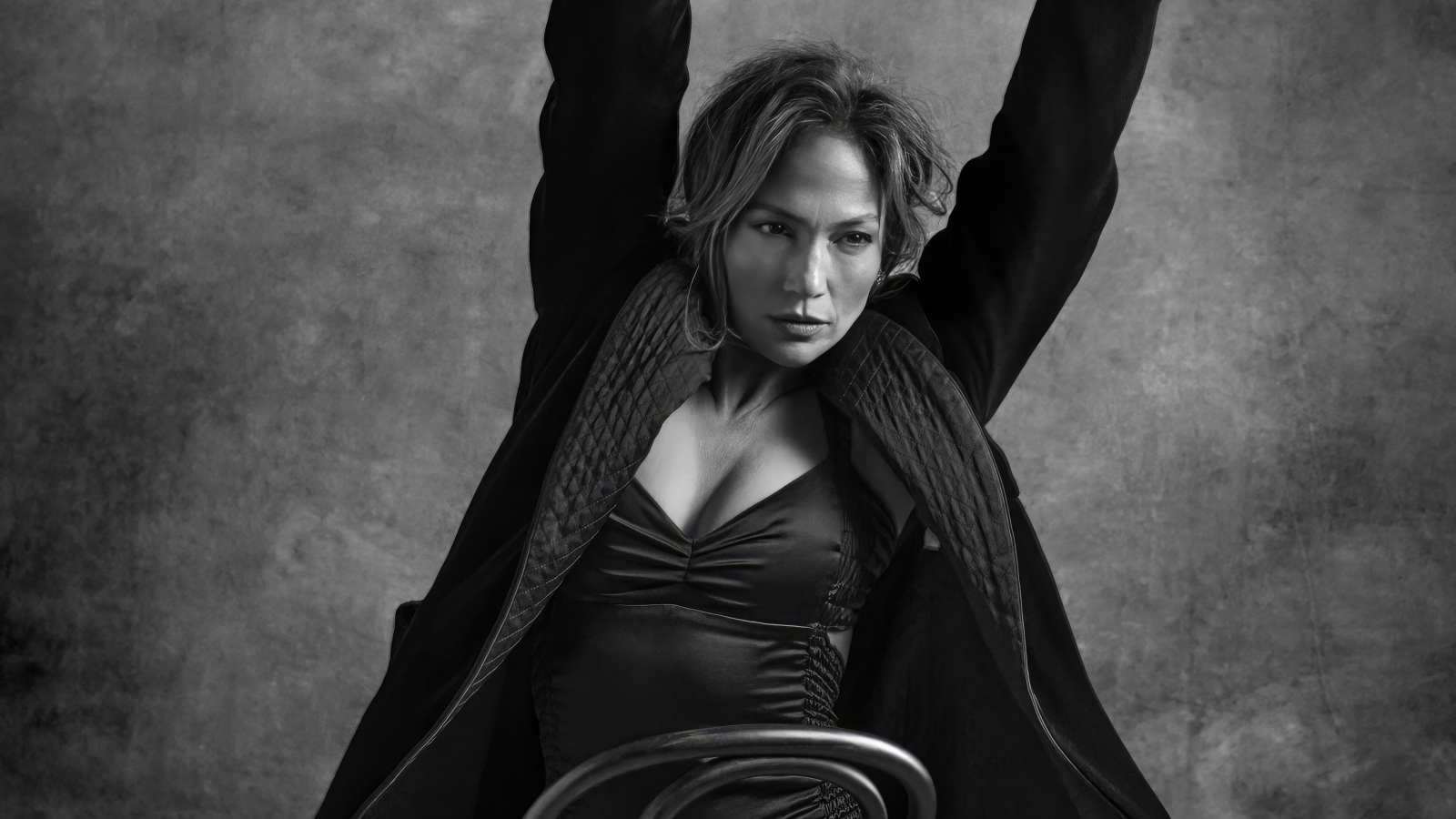 Черно-белое фото актрисы Дженнифер Лопес