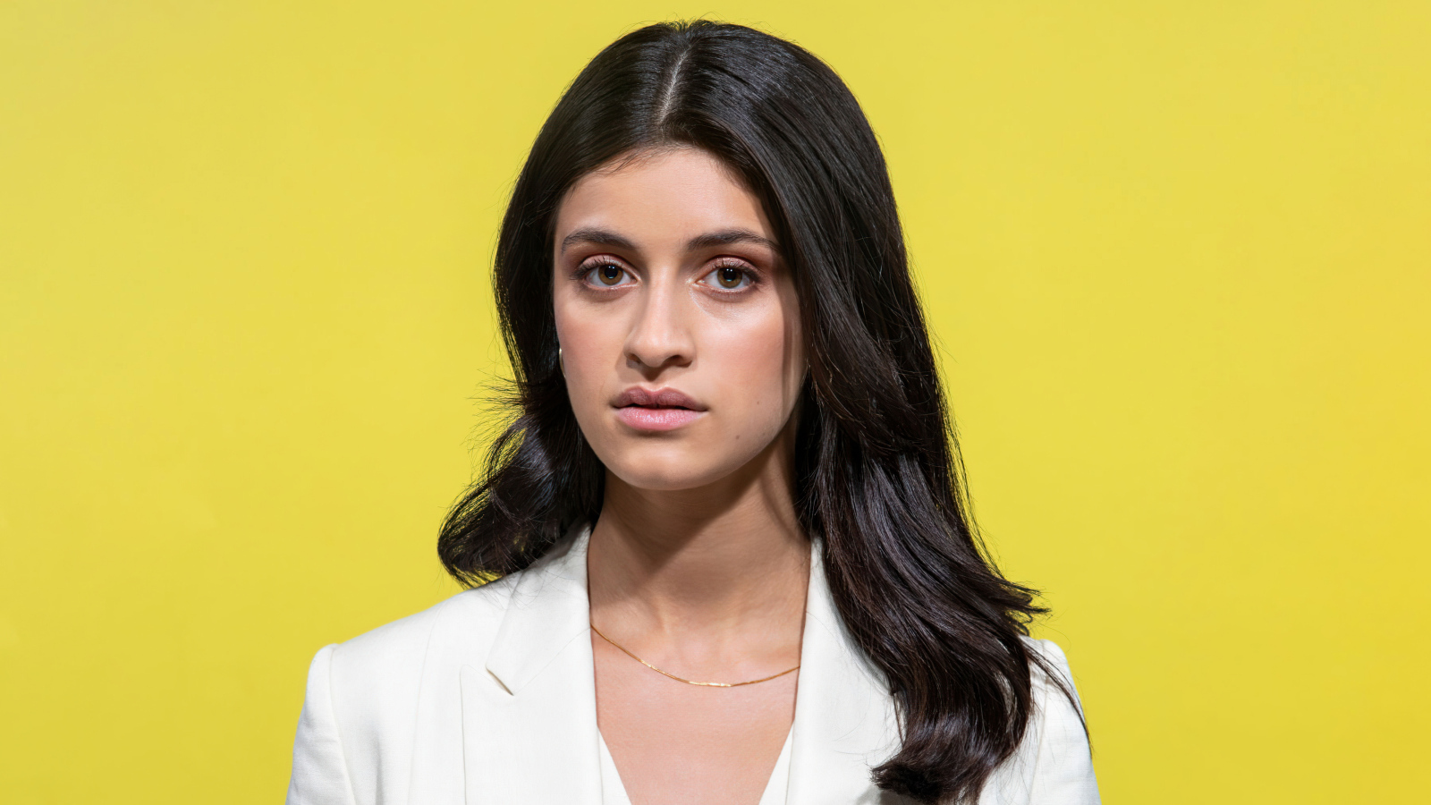 Британская актриса Аня Чалотра на желтом фоне