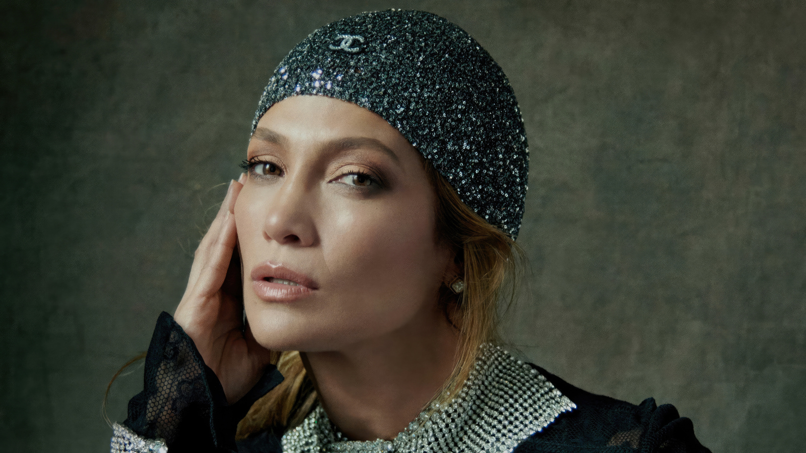 Кареглазая Дженнифер Лопес в блестящей шапке