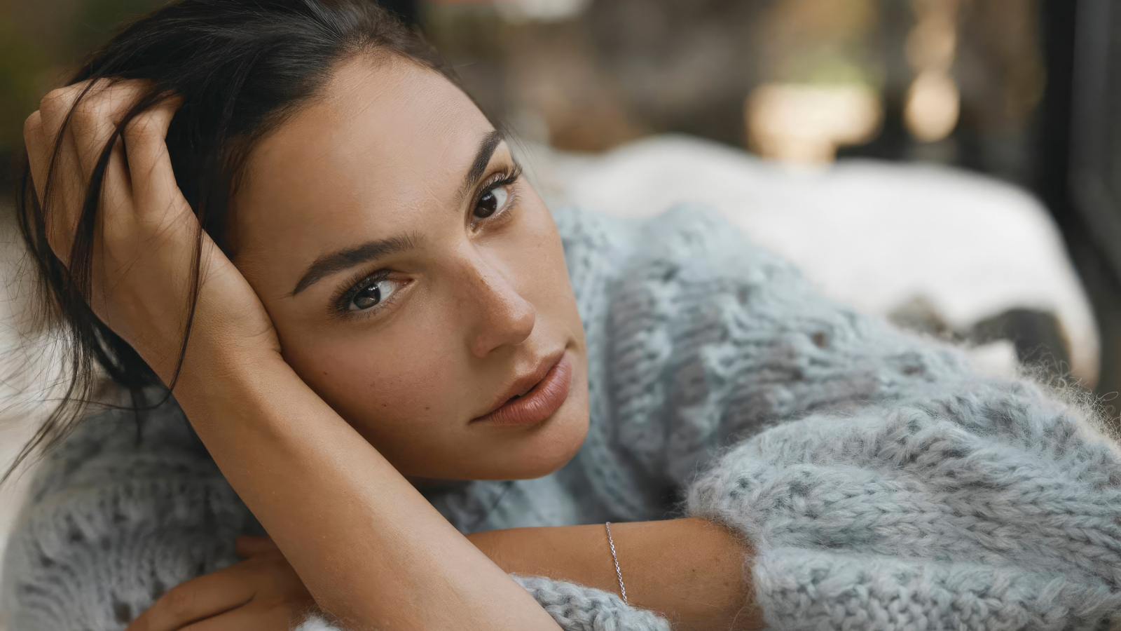 Кареглазая актриса Галь Гадот в теплом свитере