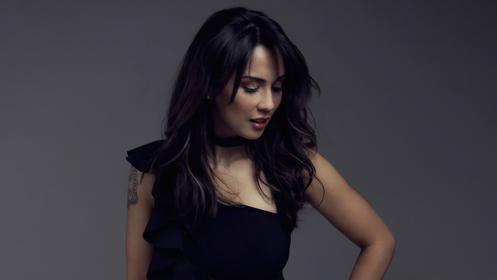 Милая девушка актриса Лекса Дойг  в черном платье