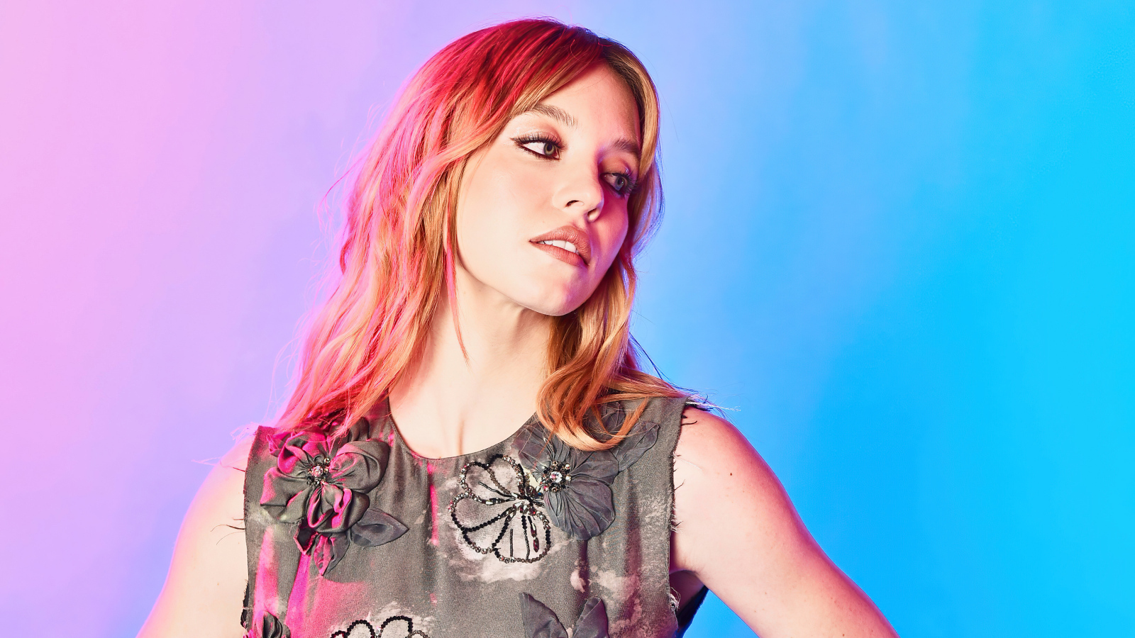 Милая рыжеволосая девушка актриса Сидни Суини