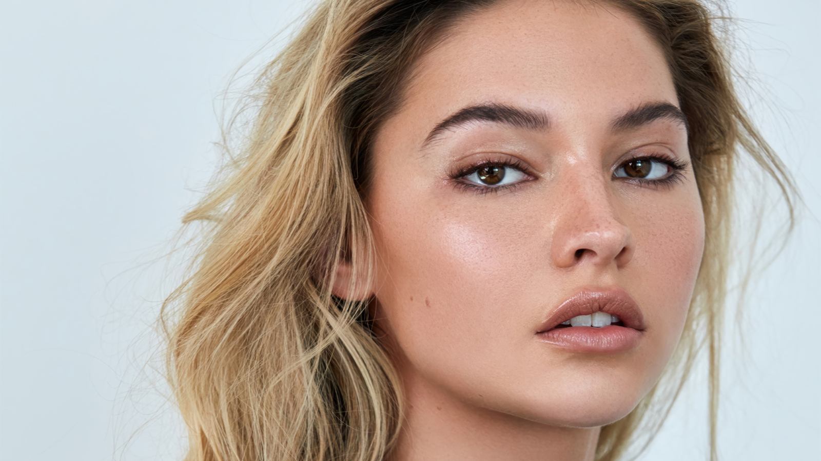 Лицо американской актрисы Мэдлин Клайн