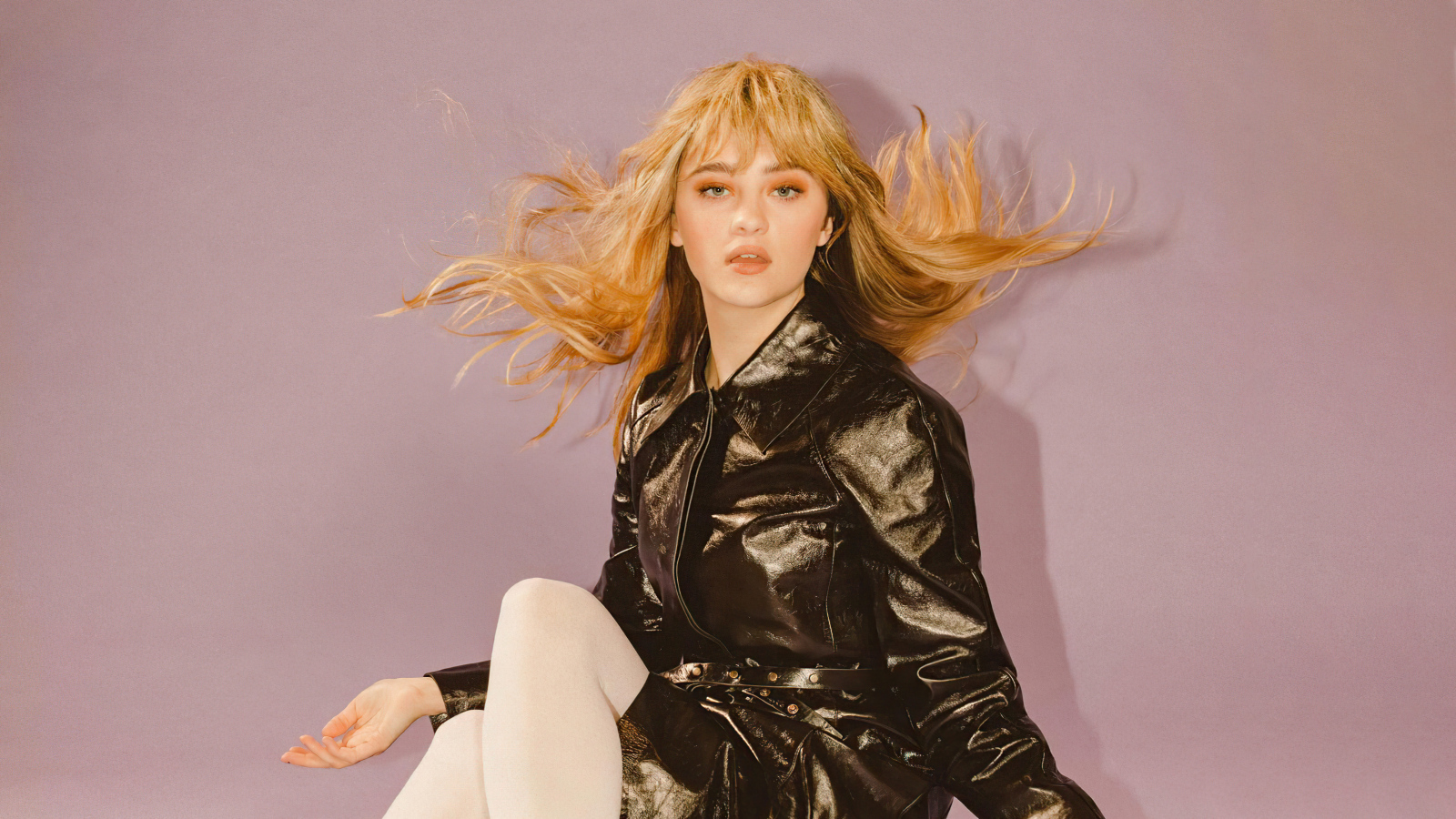 Девушка в черной куртке актриса Лиззи Грин