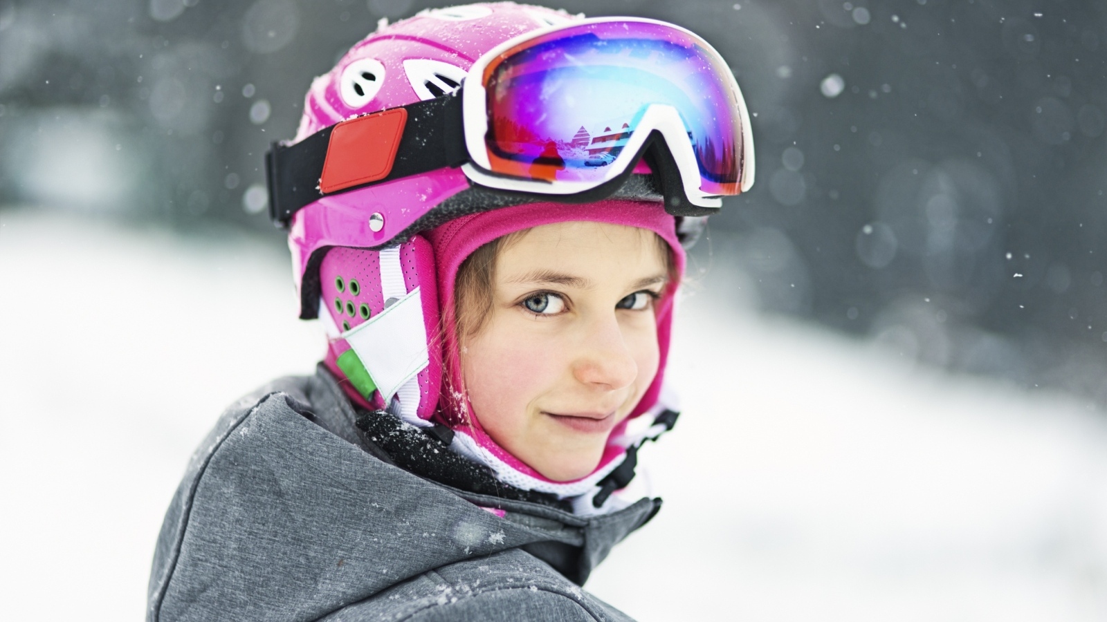 Девочка сноубордистка в шлеме