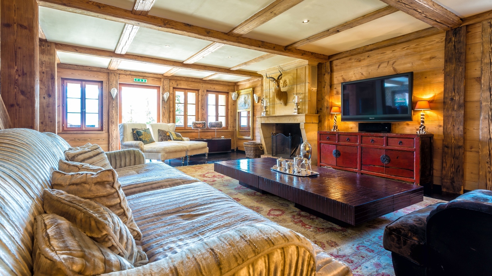 Большой стол и диван в гостиной