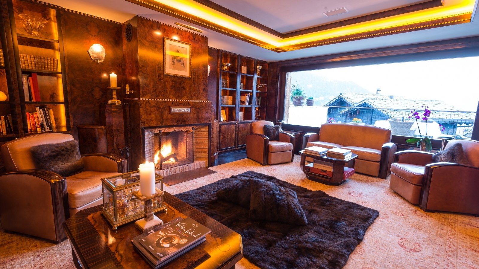 Большое окно в гостиной комнате с камином