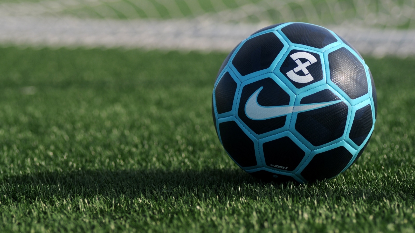 Новый кожаный футбольный мяч на поле