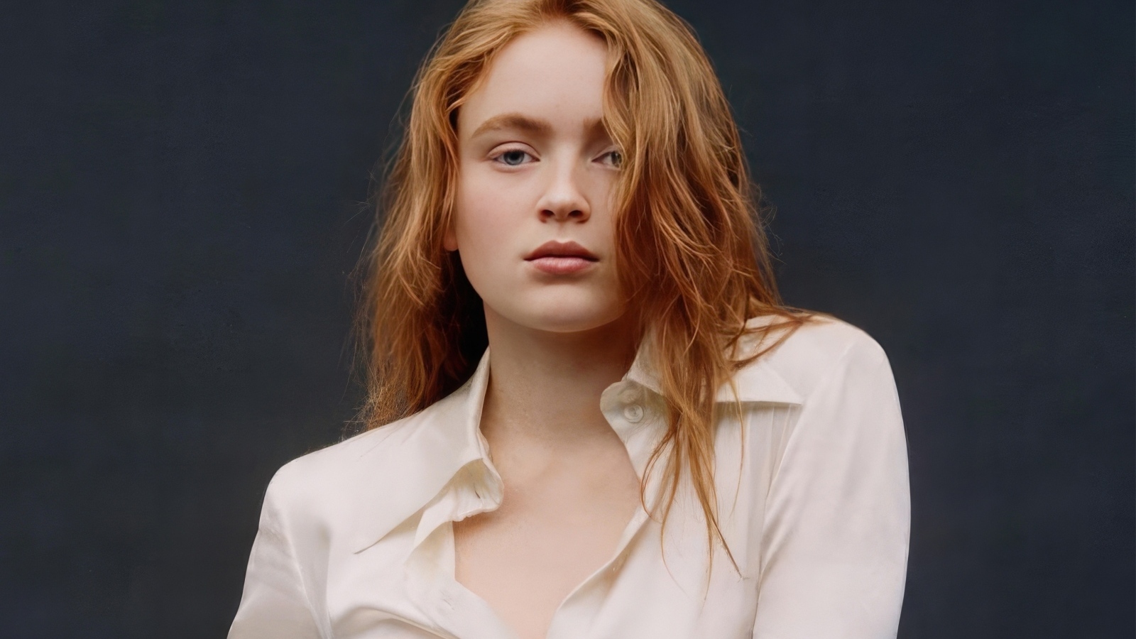 Рыжеволосая девушка актриса Сэди Синк