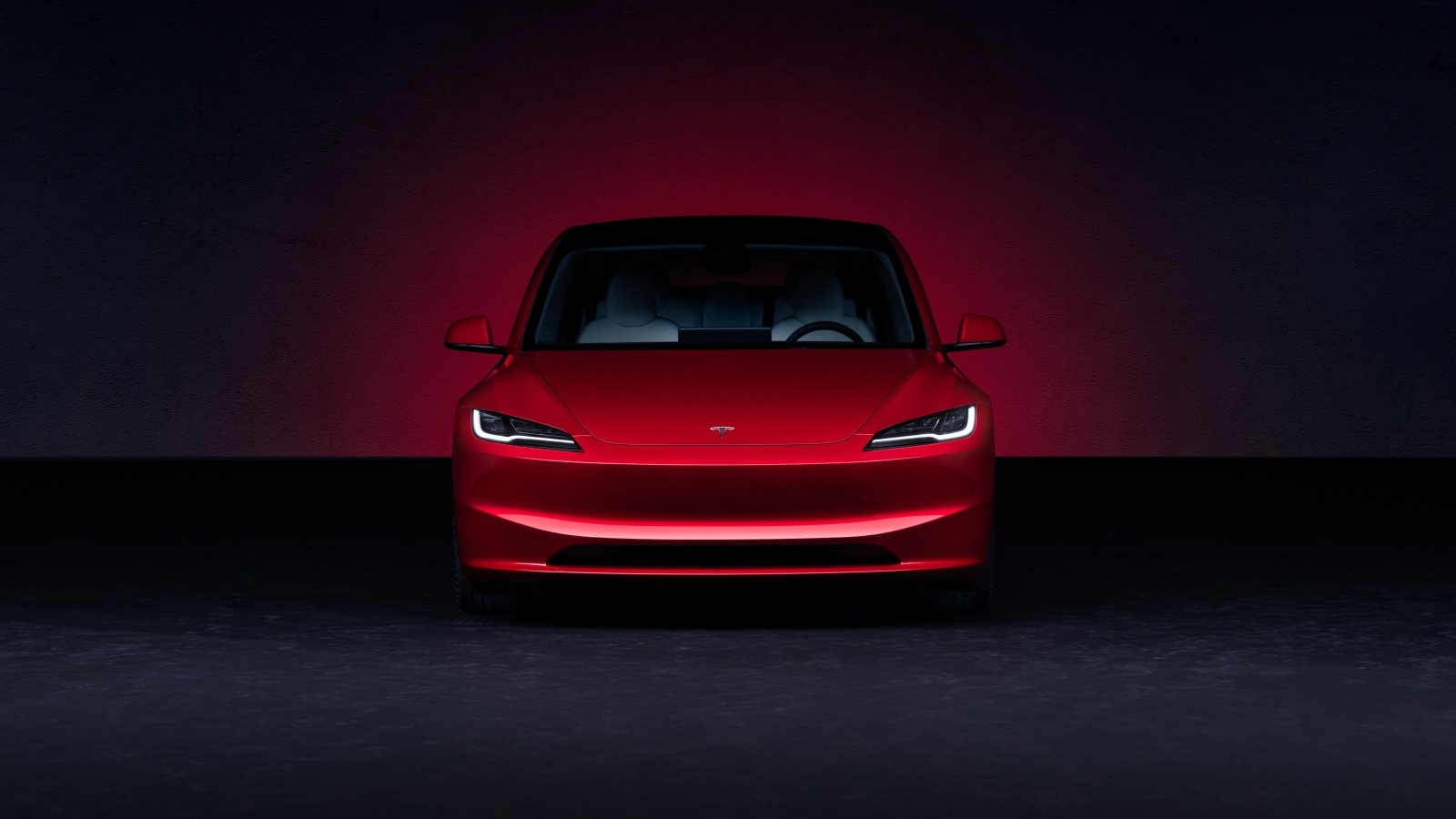 Красная Tesla Model 3 2023 года вид спереди