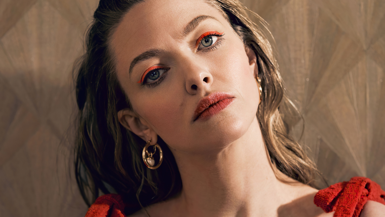 Грустная актриса Аманда Сайфред стоит у стены