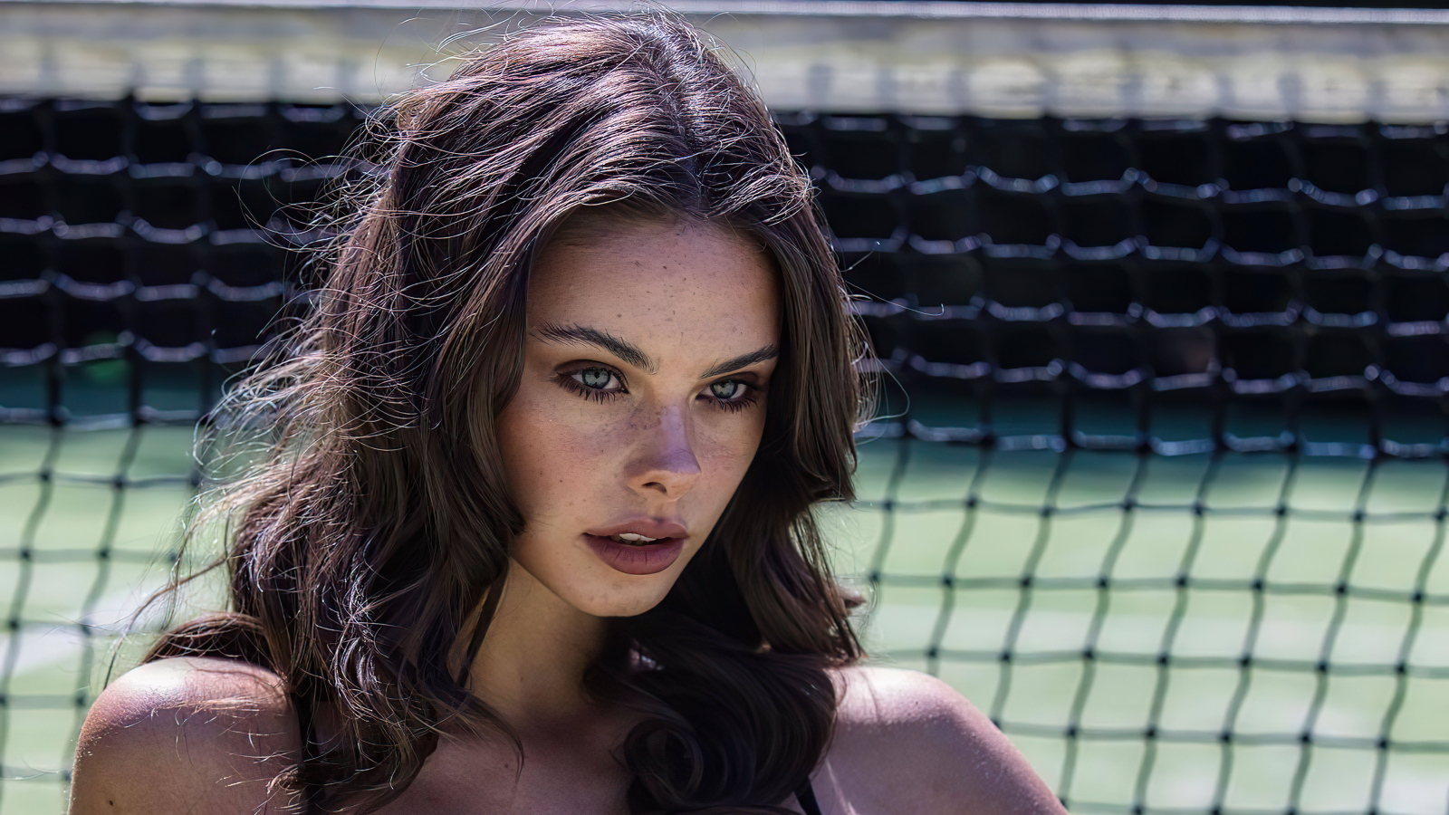 Серьезная девушка актриса Мэйка Вулард