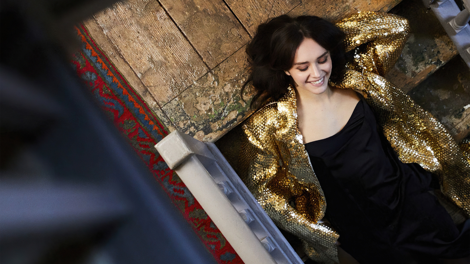 Улыбающаяся актриса Оливия Кук в черном платье