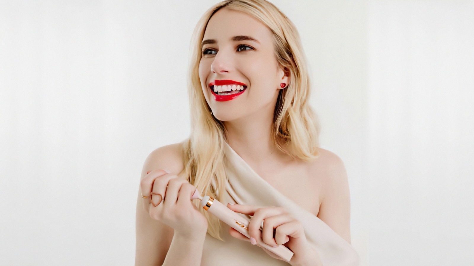 Улыбающаяся девушка актриса Эмма Робертс