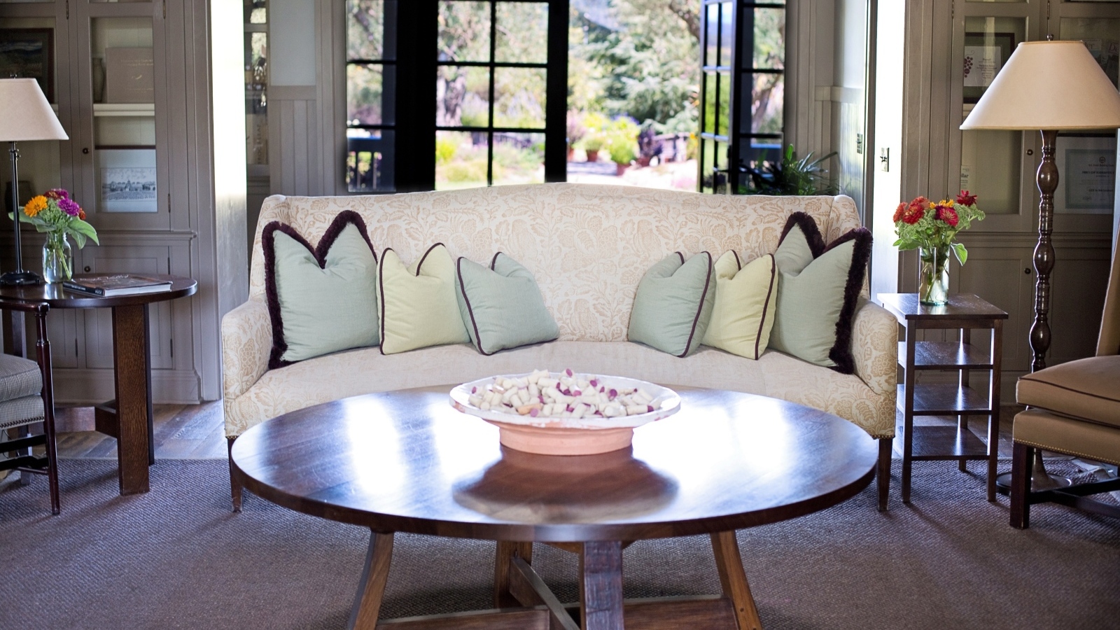 Диван с круглым деревянным столом в комнате