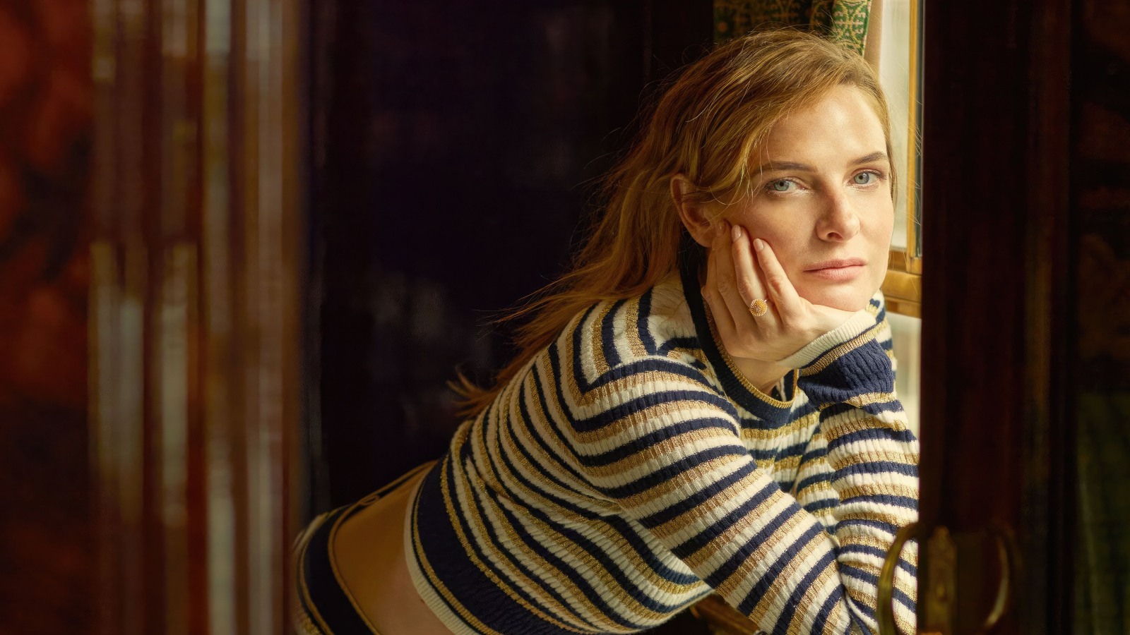 Шведская актриса Ребекка Фергюсон у окна