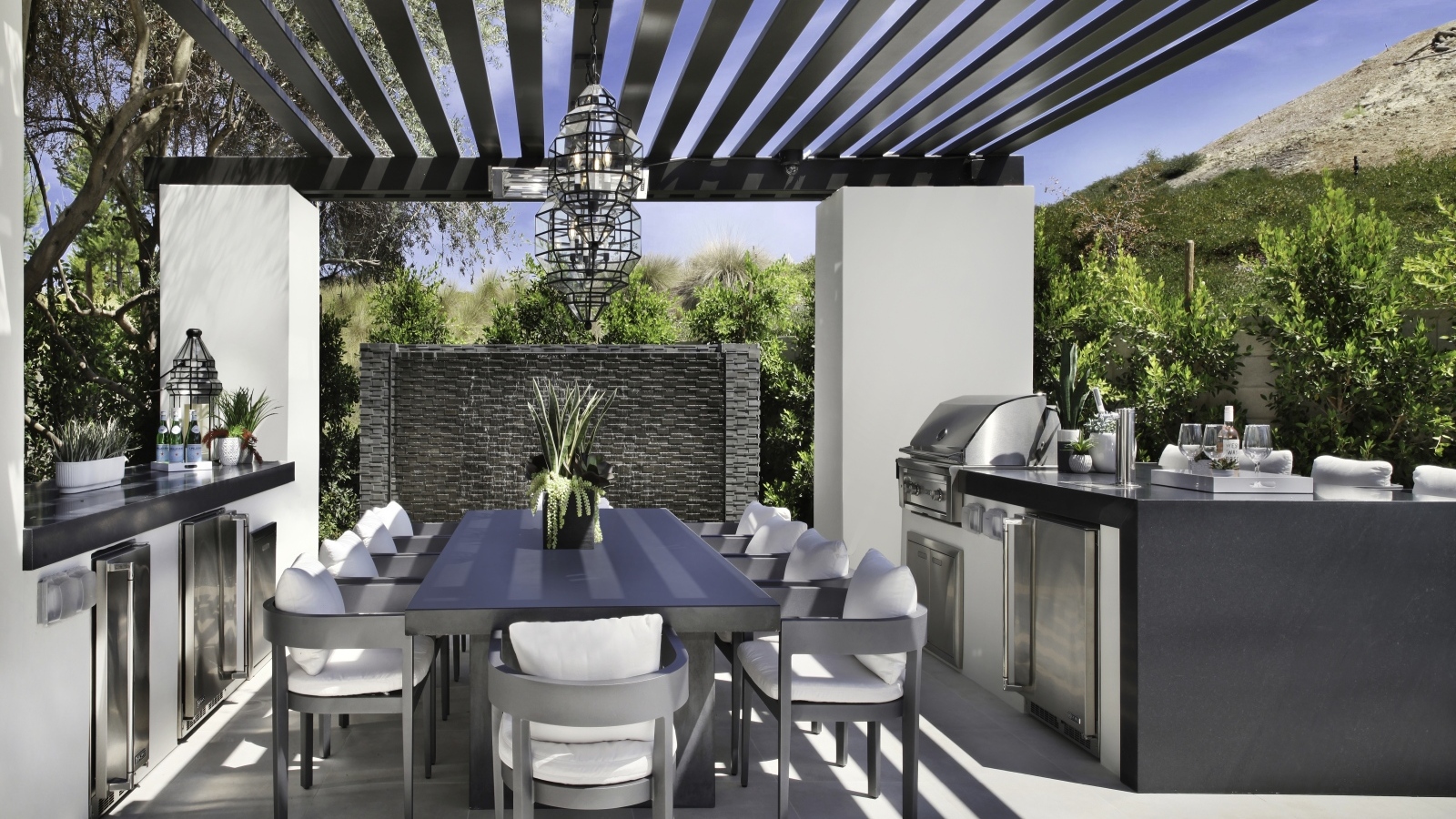 Стол и стулья в кухне в сером цвете