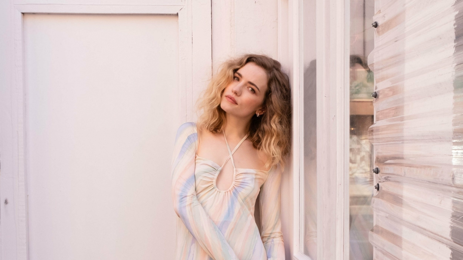 Нежная девушка актриса Уилла Фицджералд у стены