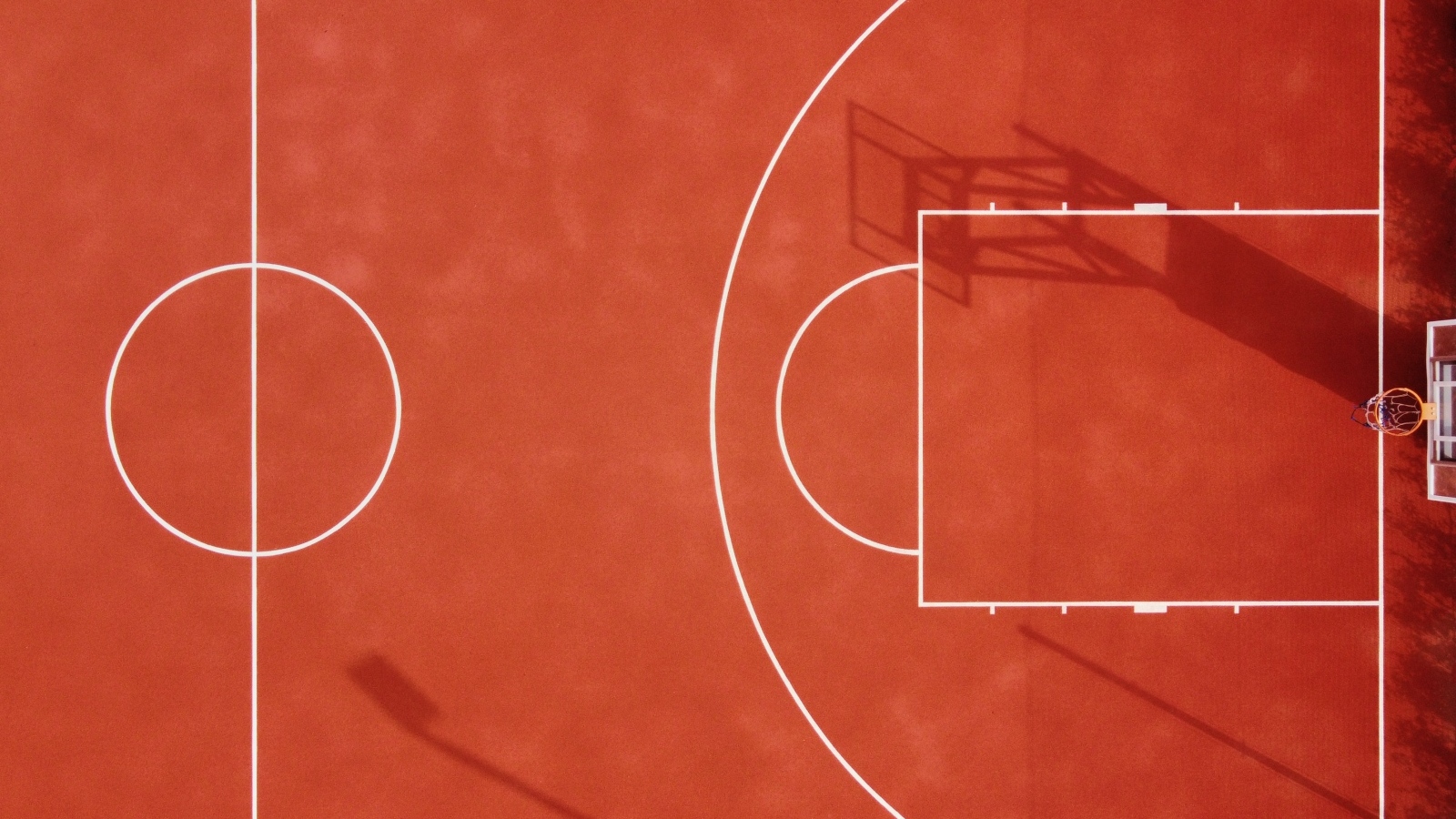 Вид сверху на баскетбольное поле
