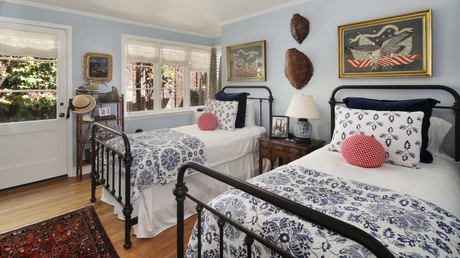 Две высокие кровати в спальной комнате