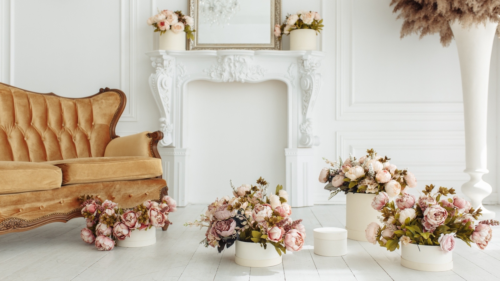 Винтажная мебель в комнате с цветами