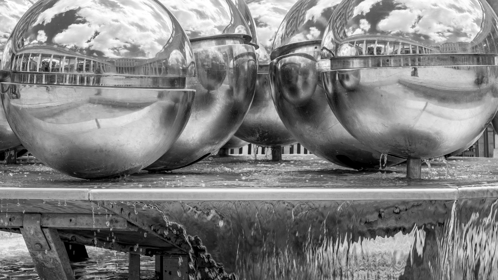 Большие металлические шары у воды