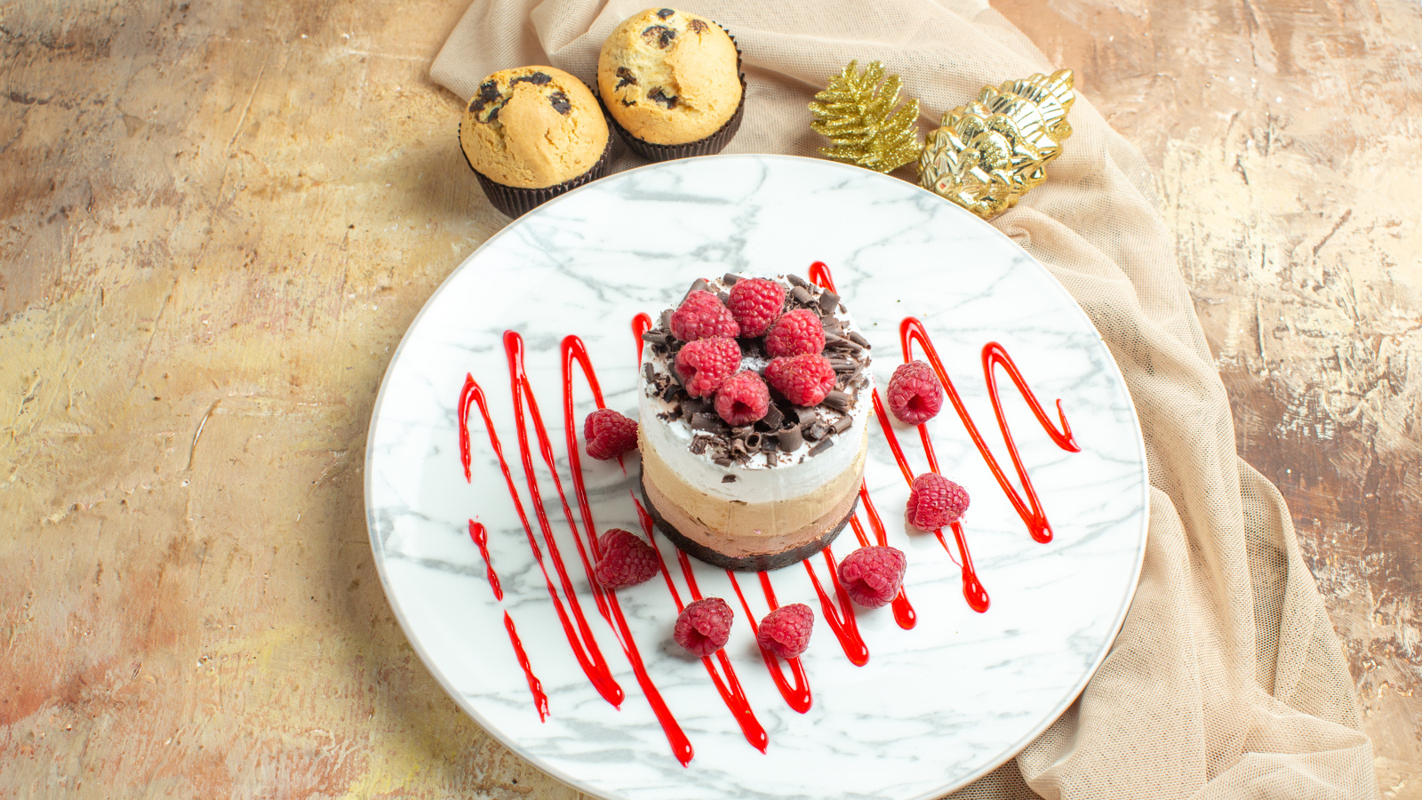 Пирожное три шоколада с ягодами малины