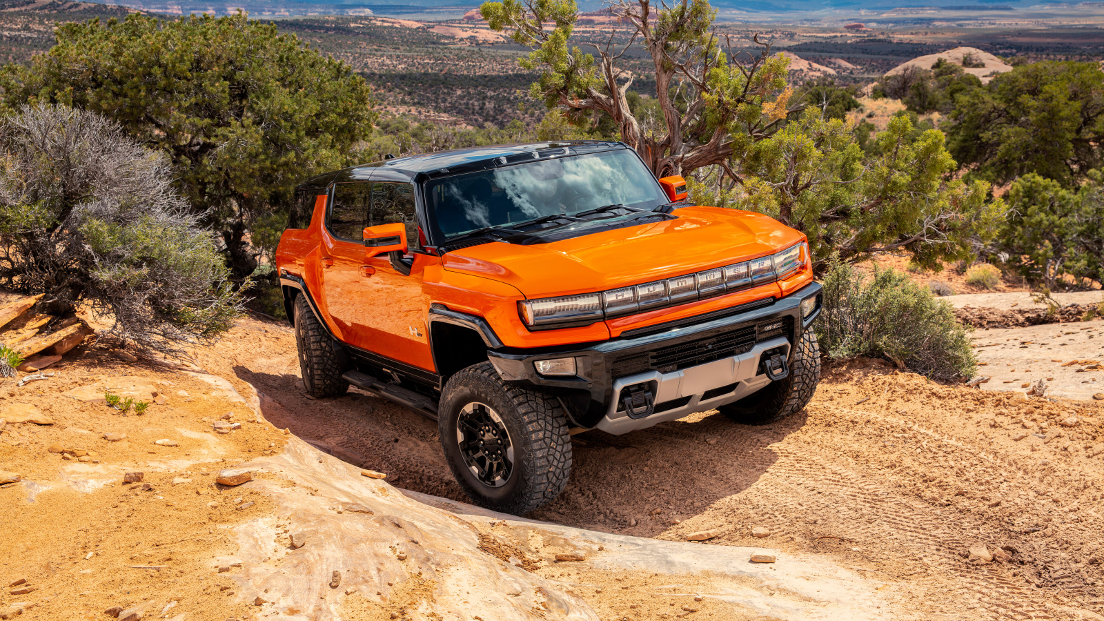Внедорожник GMC Hummer EV 2024 года в горах