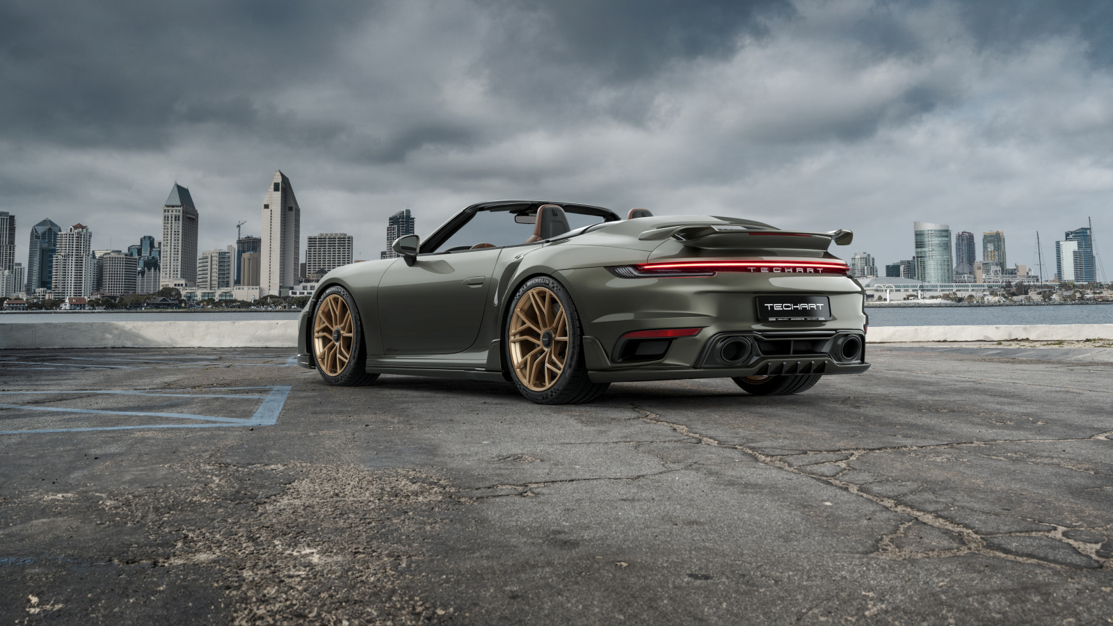 Автомобиль TechArt GTsport Cabrio 2024 года на фоне города