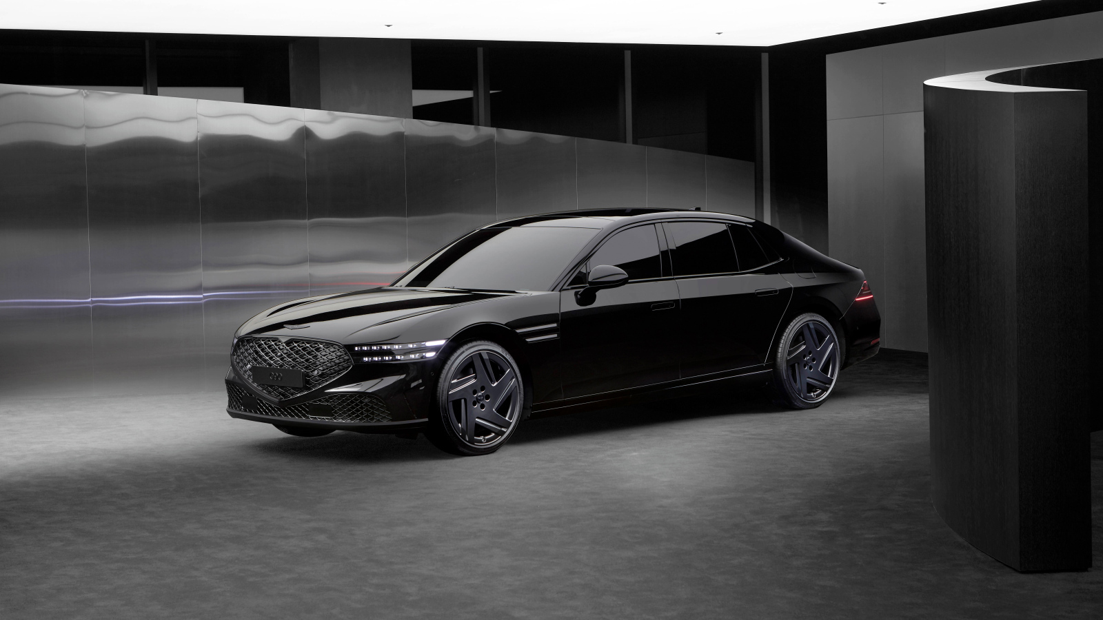 Черный дорогой автомобиль Genesis G90 Black 2024 года в гараже