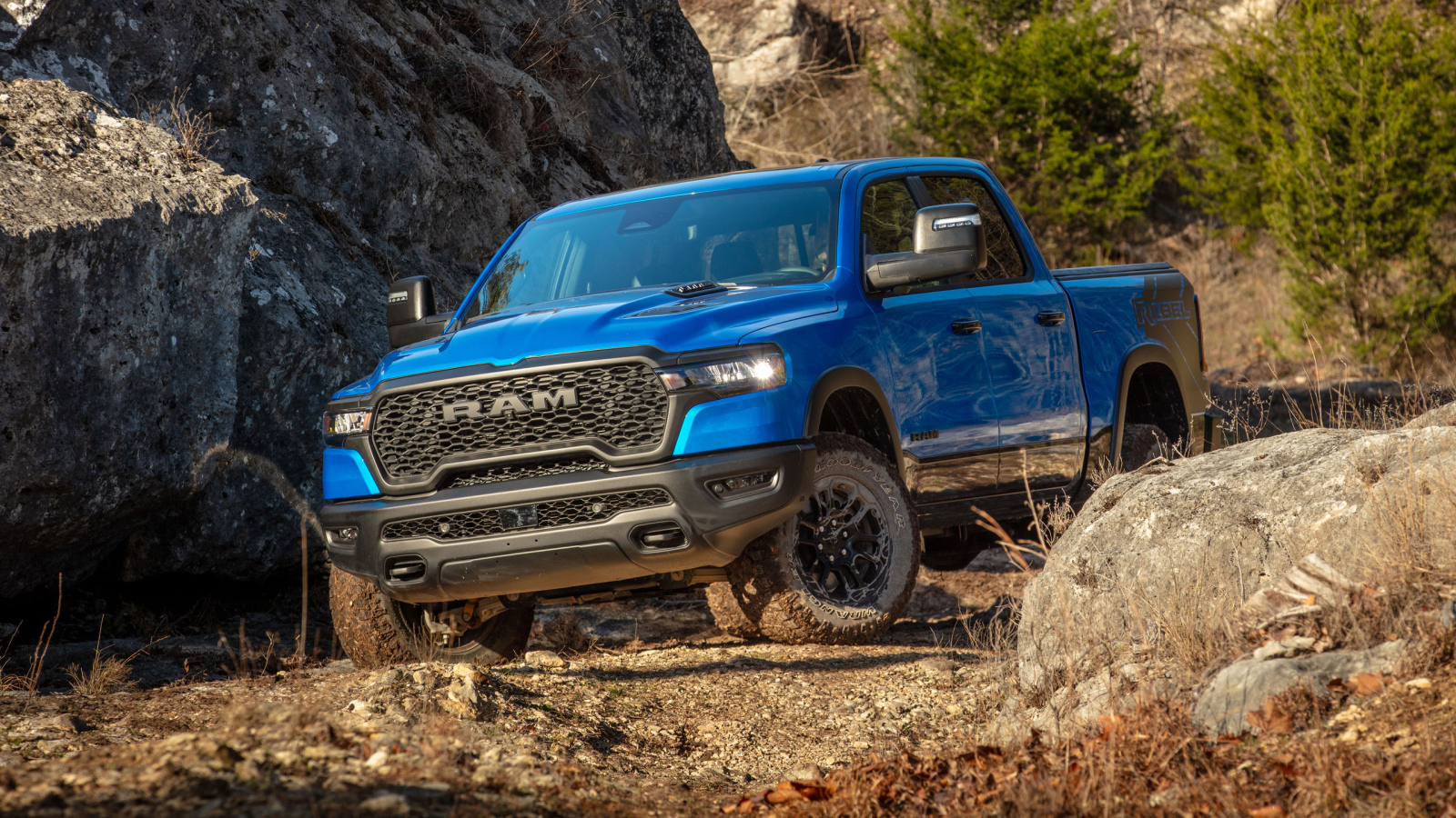 Синий пикап Ram 1500 Rebel Crew Cab 2025 года