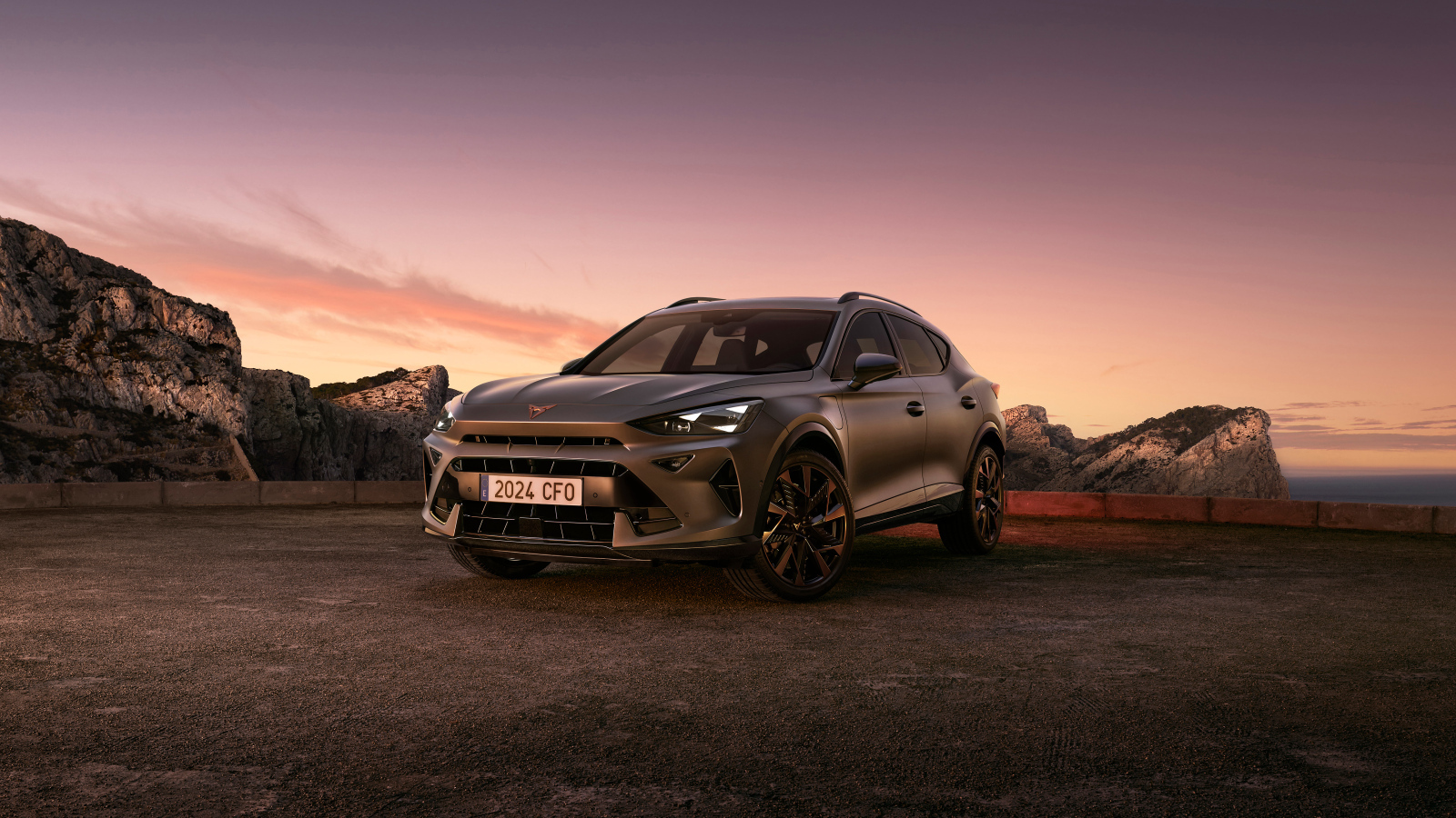 Вид спереди на автомобиль Cupra Formentor EHybrid 2024 года