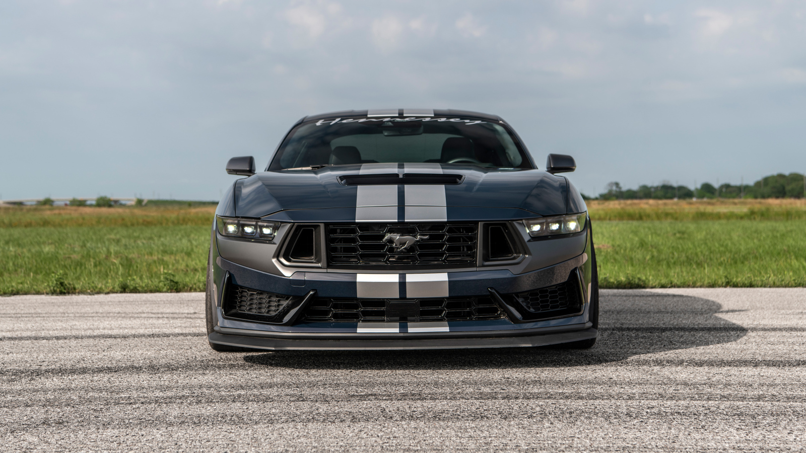 Вид спереди на быстрый автомобиль Hennessey H850 Mustang Dark Horse 2024  года