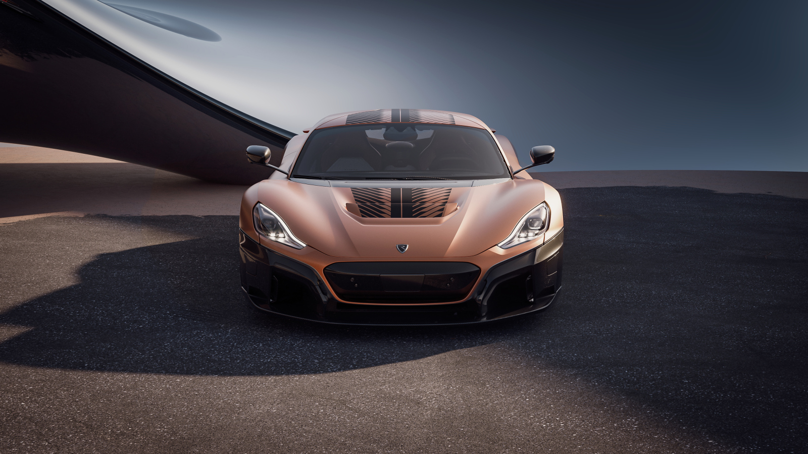 Вид спереди на спортивный автомобиль Rimac Nevera 15th Anniversary 2024 года