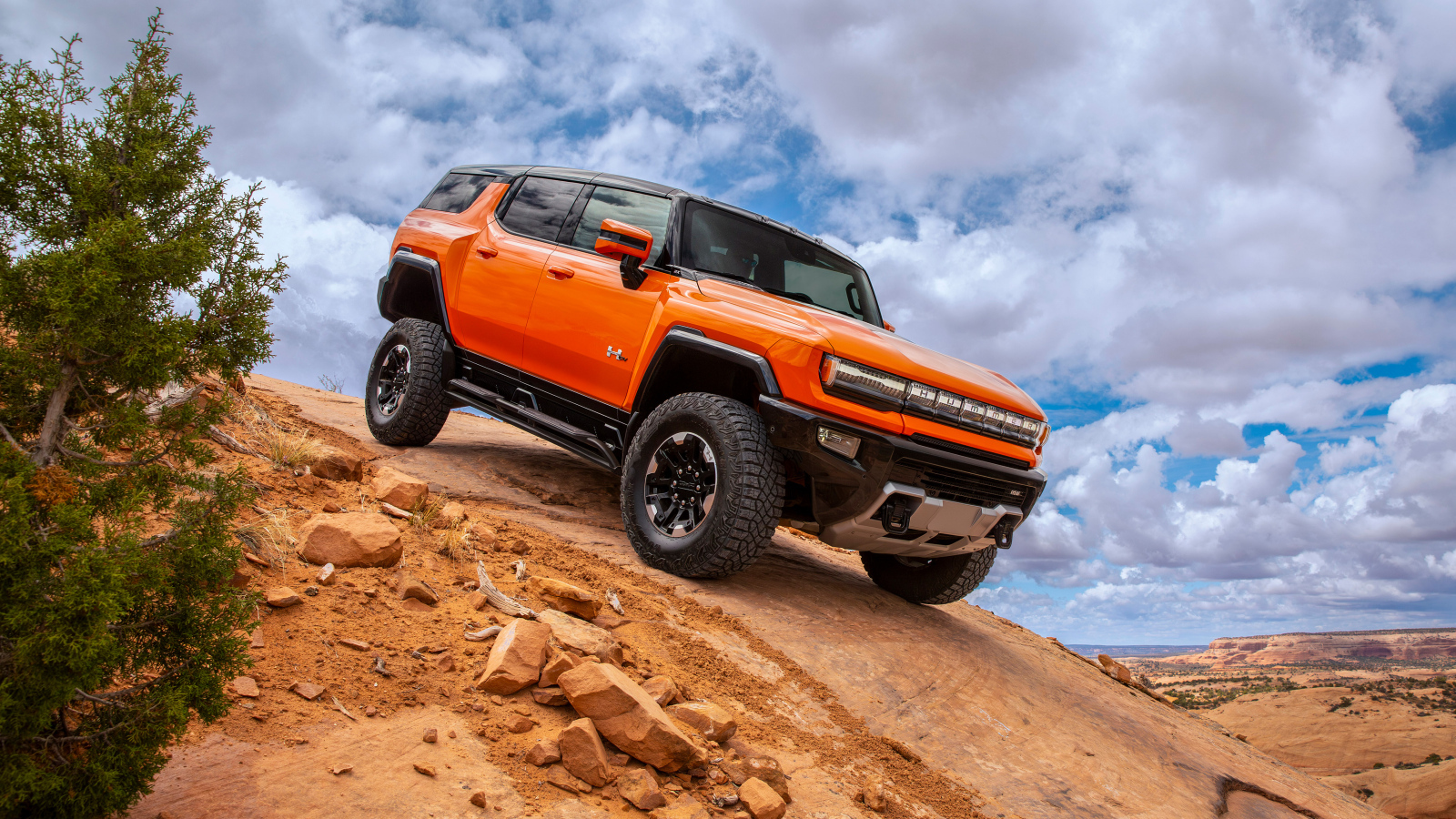 Оранжевый внедорожник GMC Hummer EV 2024 года