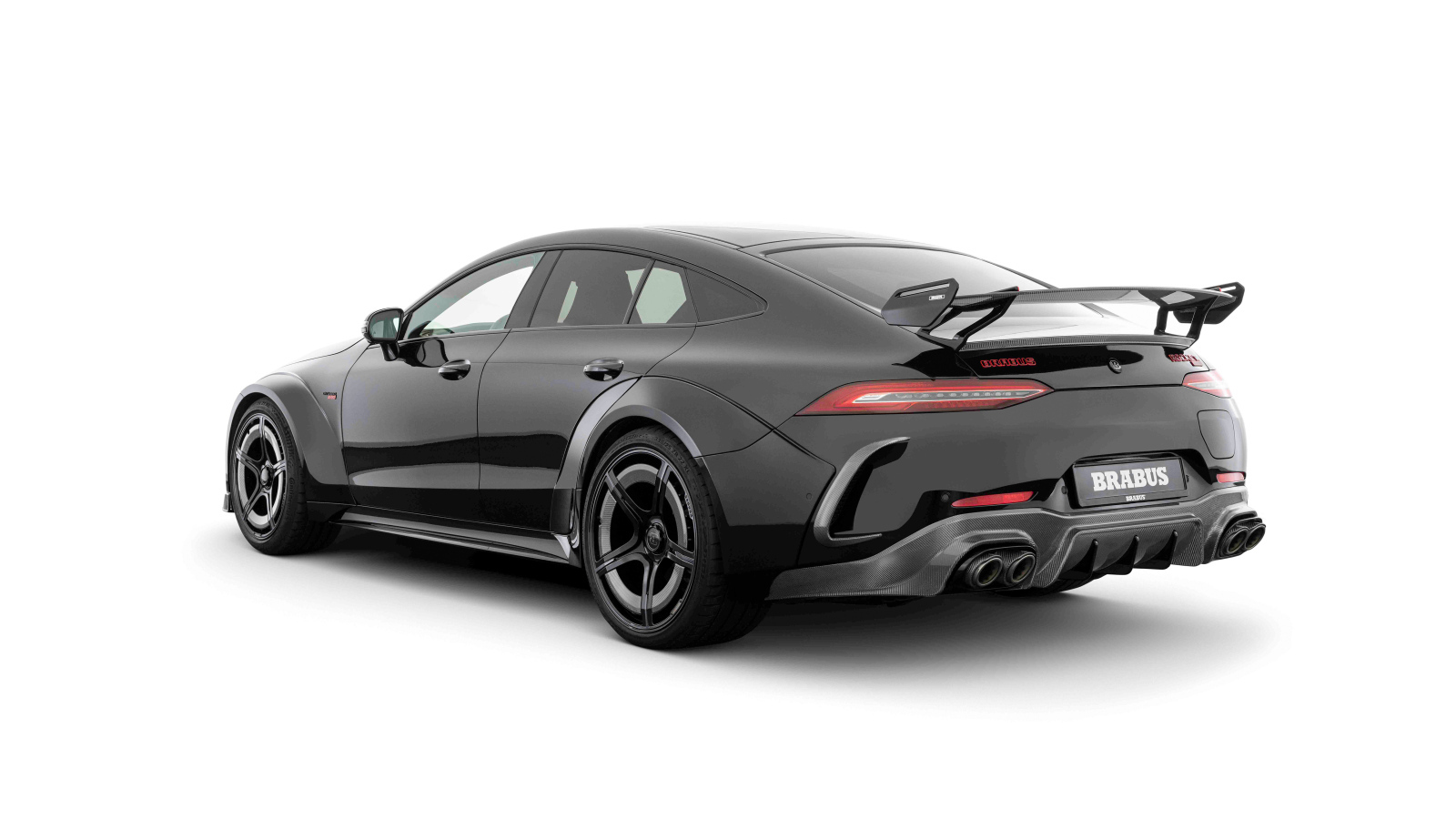 Вид сзади на автомобиль Brabus Rocket 1000 2024 года на белом фоне