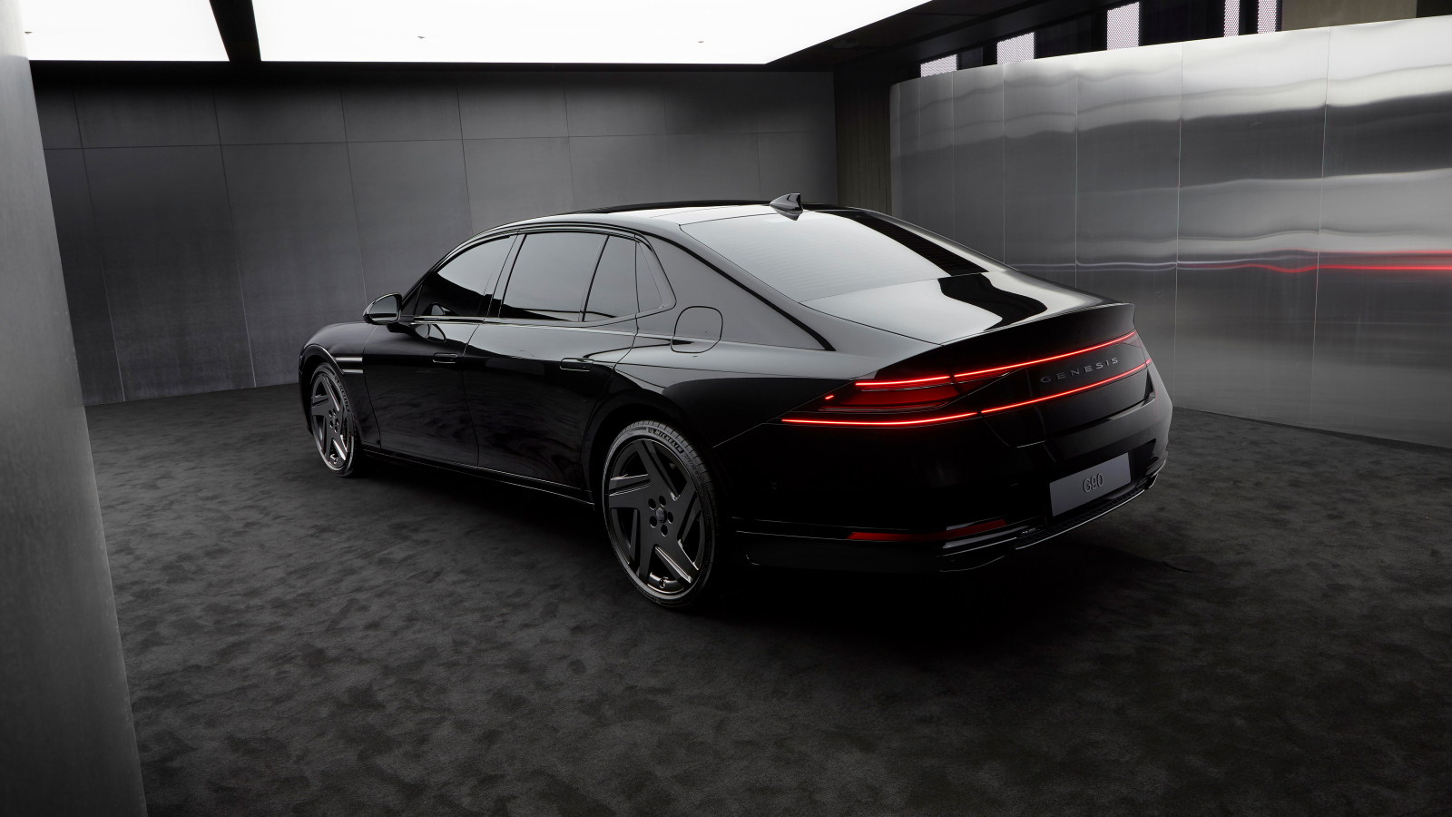 Вид сзади на автомобиль Genesis G90 Black 2024  года