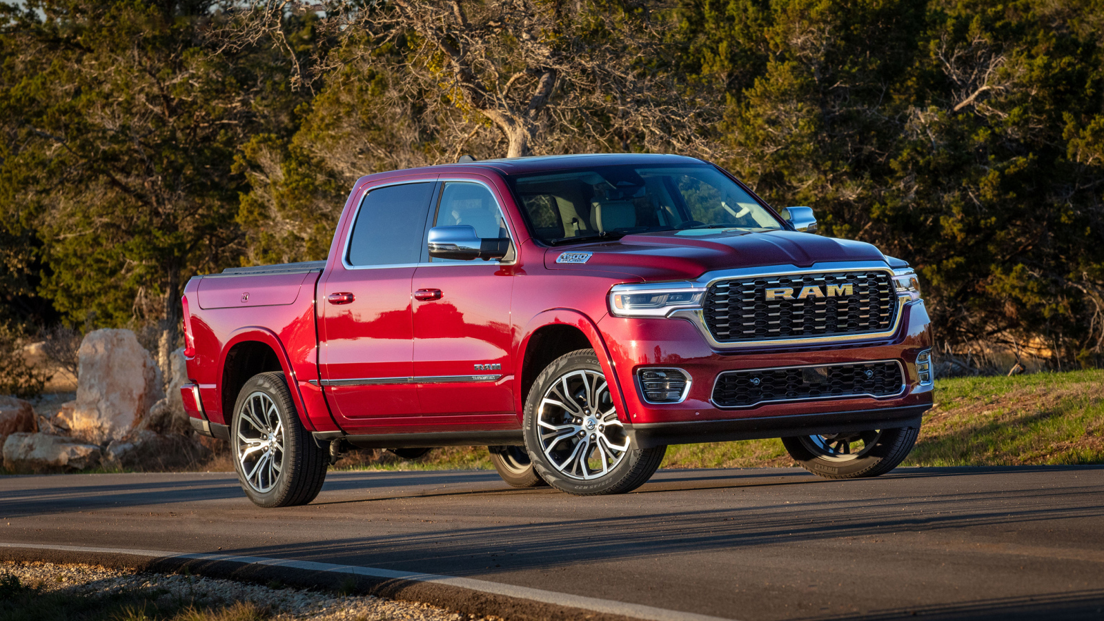 Красный пикап Ram 1500 Tungsten Crew Cab 2025 года