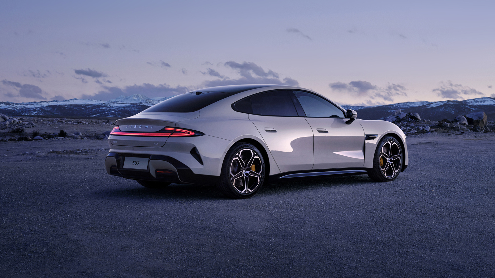 Автомобиль Xiaomi SU7 2024 года вид сзади